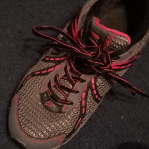 Fila sneakers in size w10. - Picture 3 of 3